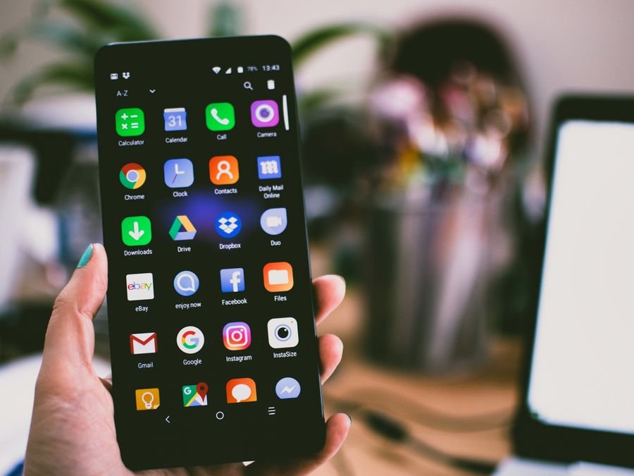 Smartphone com apps na tela